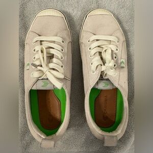 Cariuma Suede Sneakers (6.5)